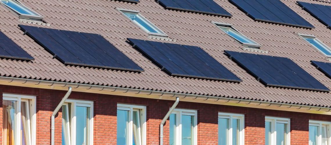 Geen aftrek voorbelasting op bouw woning in verband met plaatsing zonnepanelen op dak